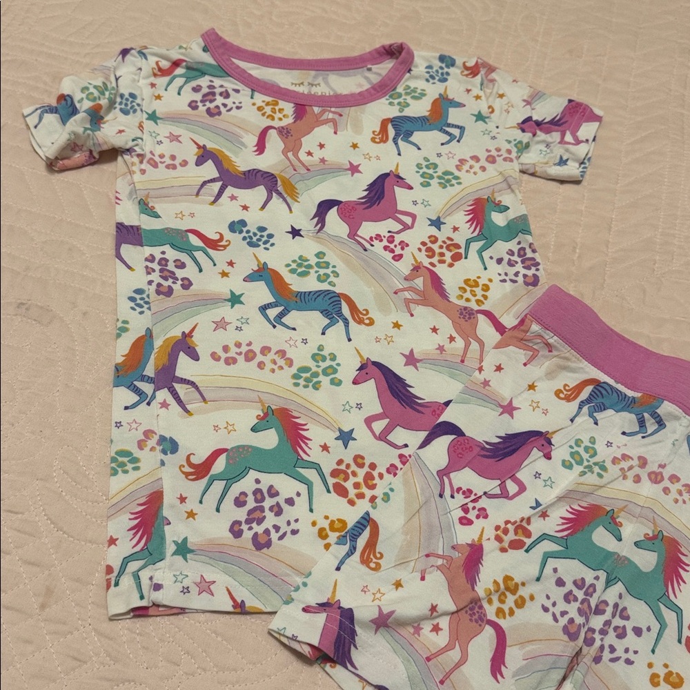Little Sleepies 4T pajama set
EUC
Unicorn pattern
Short sleeve/shorts set - Picture 2 of 6